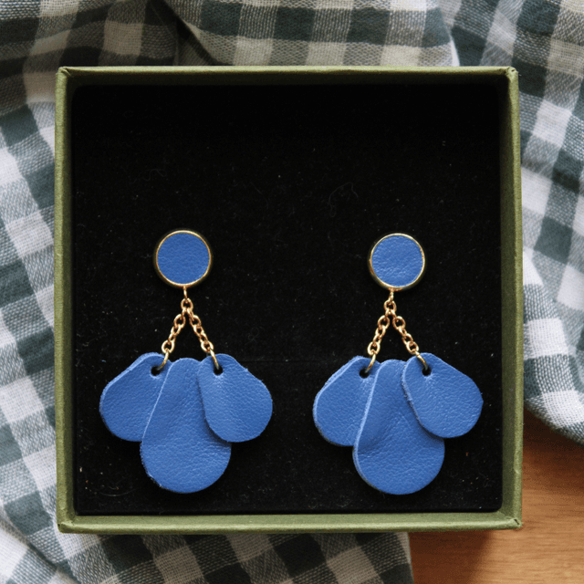 Boucles d’oreilles pétales cuir bleu