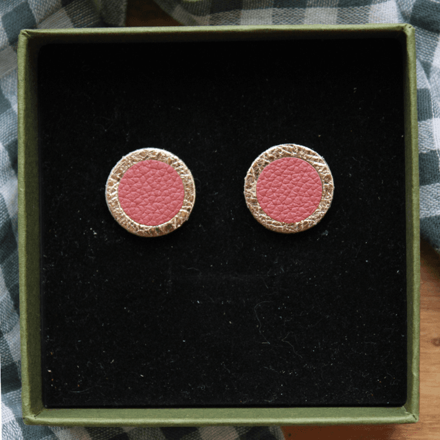 Boucles d’oreilles puces cuir rond  