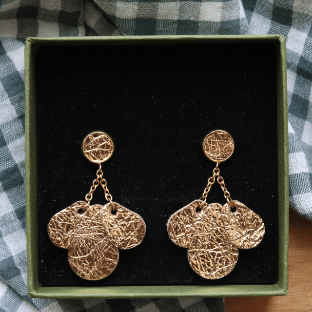 Boucles d’oreilles pétales cuir doré