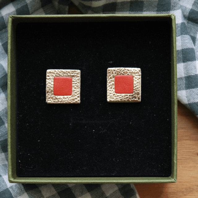Boucles d’oreilles puces cuir carré 