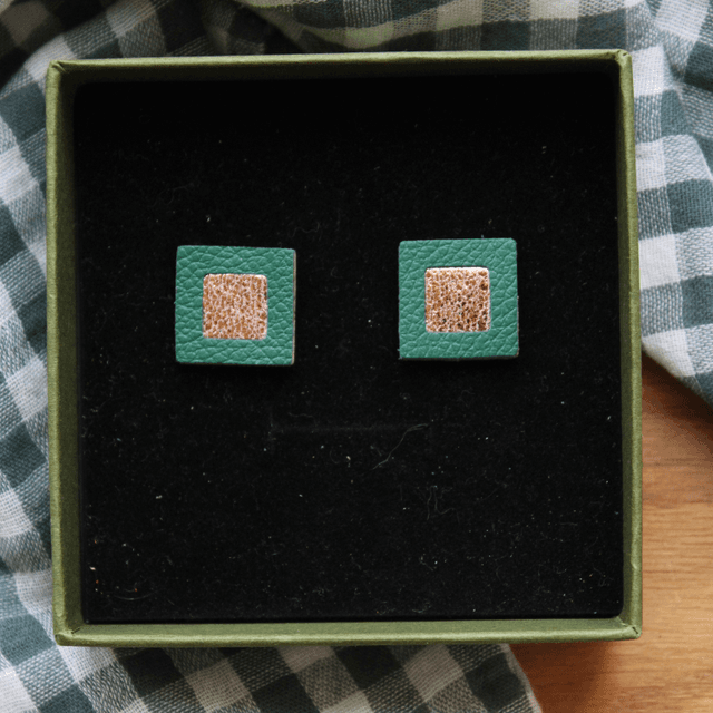 Boucles d’oreilles puces cuir carré
