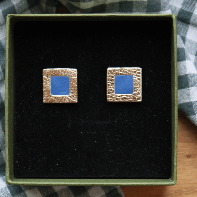 Boucles d’oreilles puces cuir carré