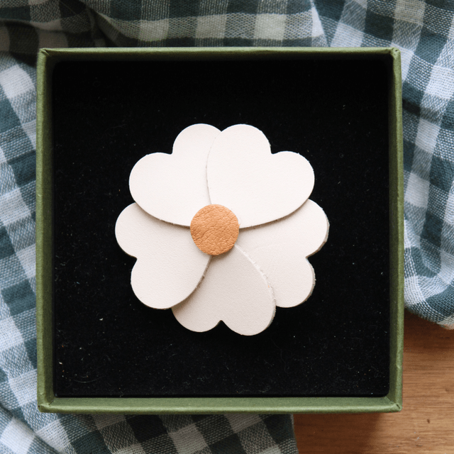Barrette marguerite, cuir blanc et jaune