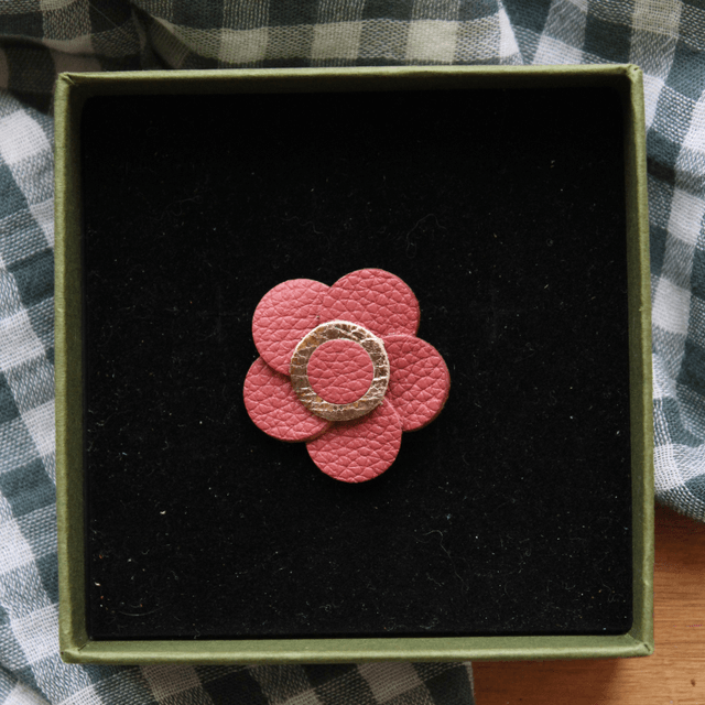 Broche inspiration coquelicot, cuir bois de rose et doré