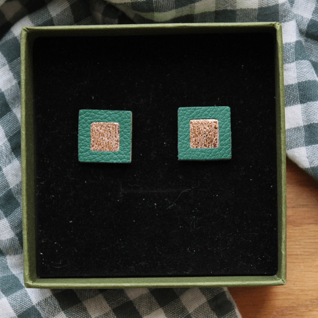 Boucles d’oreilles puces cuir carré